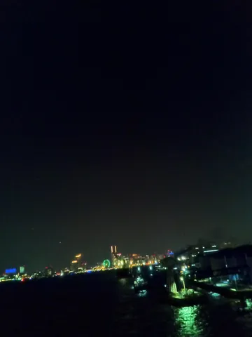 煌めく夜景と水面の静寂