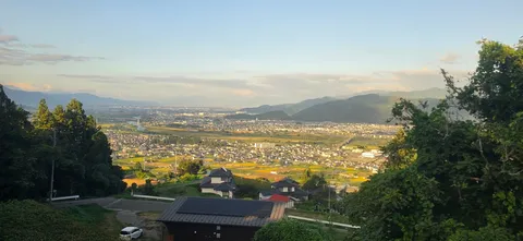 丘の上に広がる里の景色