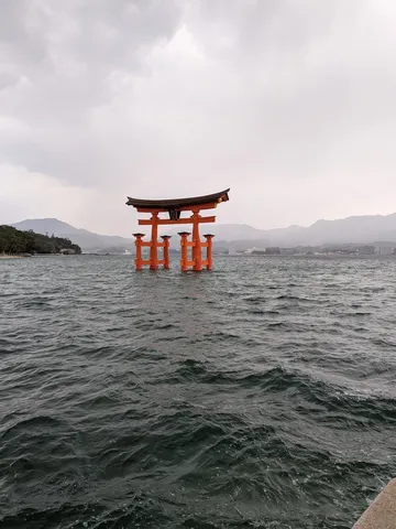 潮騒に佇む神域の扉