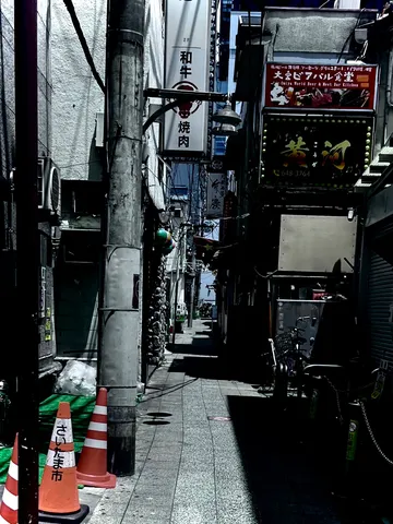路地裏の影と光