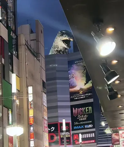 ネオンの街にそびえる怪獣