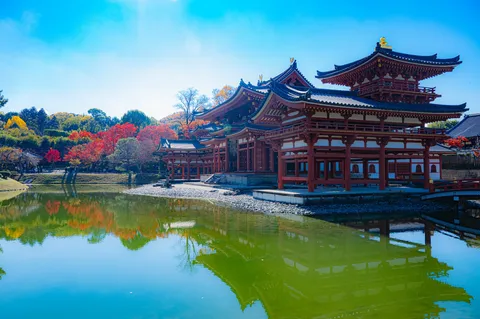 紅葉と池に映る、風情ある古都の風景