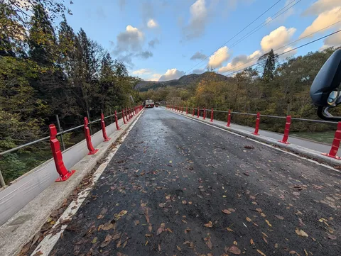 落ち葉の橋と秋の風景