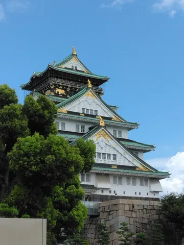 新緑と青空に映える白亜の城