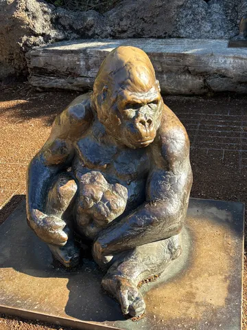日差しを浴びるゴリラ像