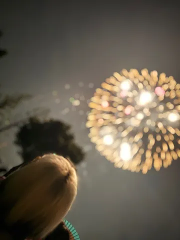 夜空と人影の閃光