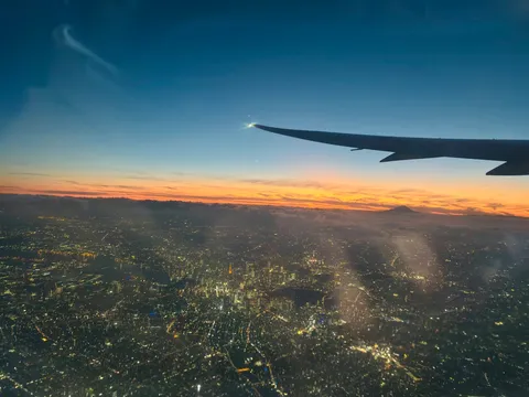 空と街と富士山の夜明け