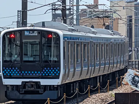 未来へ疾走、輝きを纏う電車