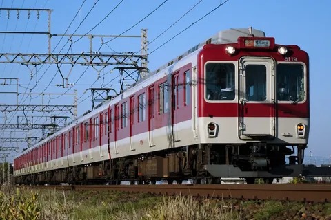 電車くん、青空独り占めしすぎ！