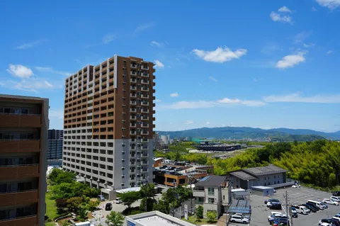 陽光輝く、都市と空のハーモニー