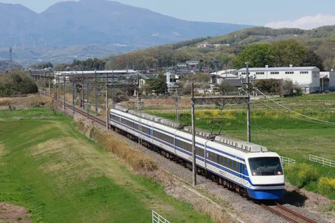 田園を駆ける青い列車