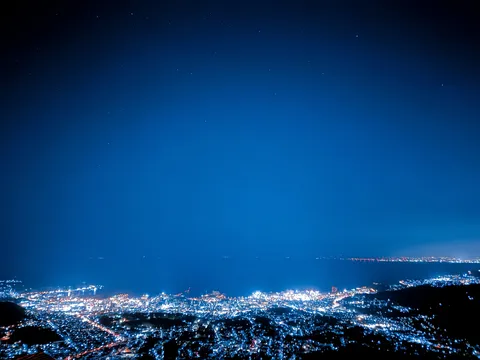 夜景と海の静かな境界