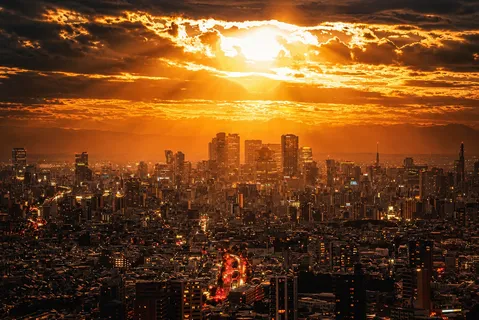 雲間の光、街の余韻