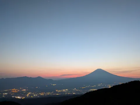 夜明け前の静寂、灯る街と富士