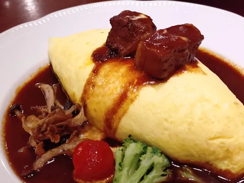 とろける卵と、煮込み肉の邂逅
