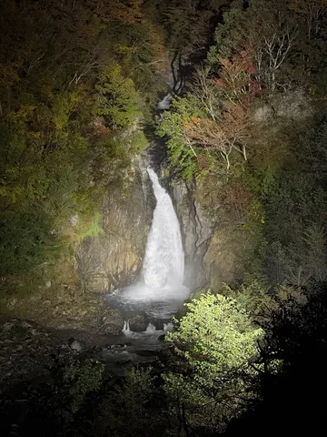 闇夜に輝く、秘境の滝