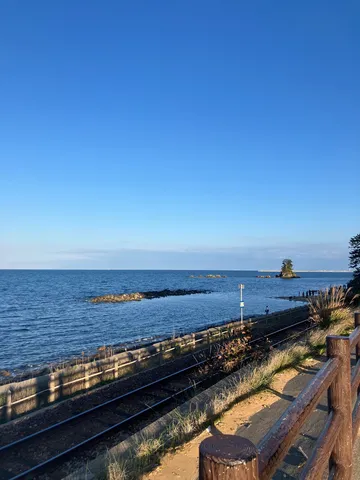 海辺の線路と風景