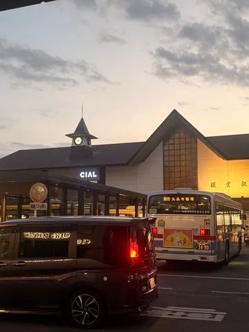 夕暮れの駅前、静かな一画