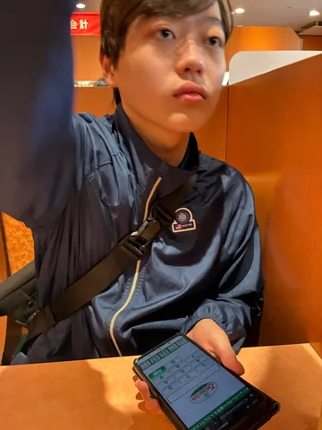 スマホで入力中、真剣な横顔