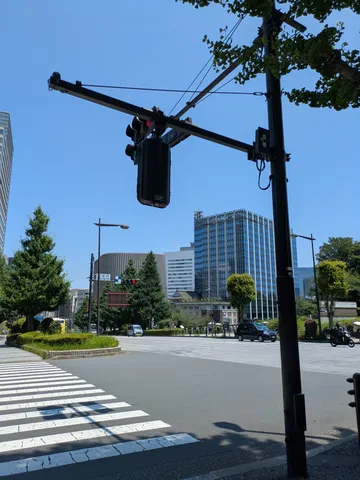 信号待ち、都会の交差点