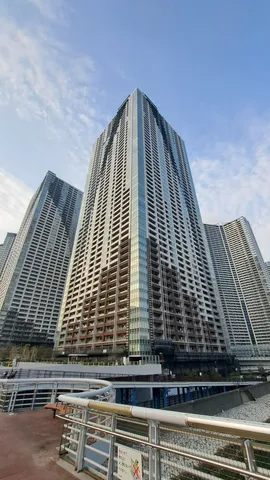 都会の空へ伸びる摩天楼