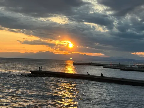黄金に染まる港の夕暮れ