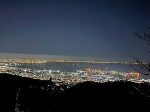 夜景と海に揺れる灯