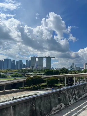 雲の隙間から覗く未来都市