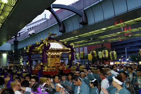 熱気あふれる神輿、祭りの夜