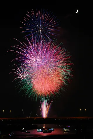 夜空に花火の共鳴