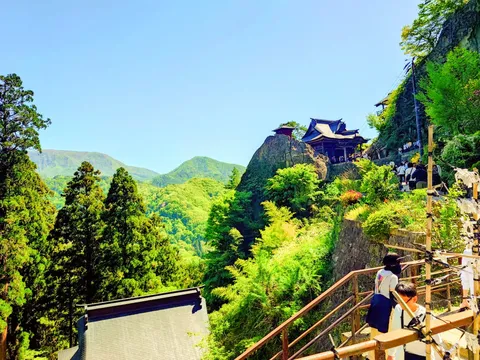 緑深き山中に光る古刹の風景