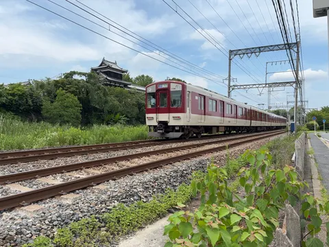 線路と緑に映える車体色