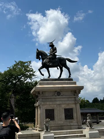 風を切る騎士像