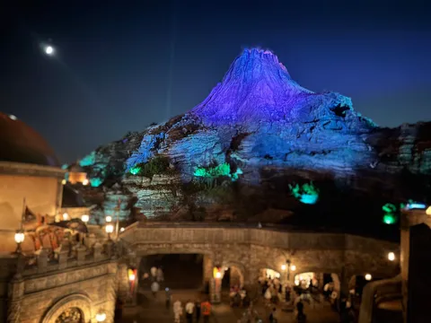夜の山が彩る城跡