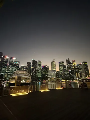 夜景に浮かぶ球体ドーム