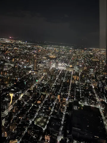 煌めく夜景、遠くの彩り