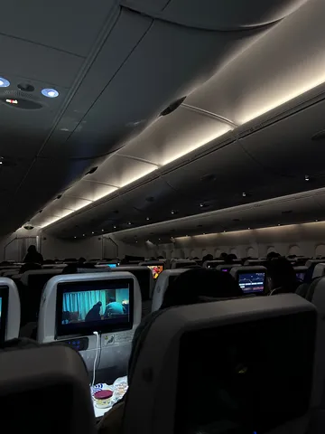 機内の静かな光景