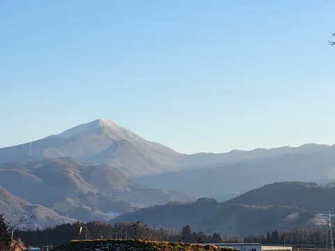 雪映える山と静かな谷