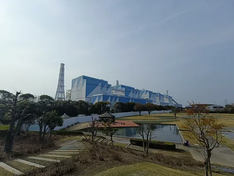 未来都市と憩いの水辺