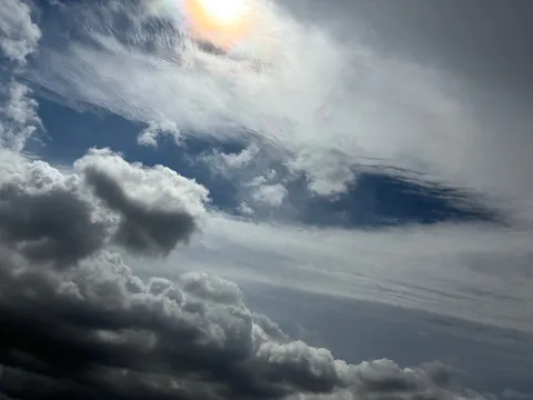 雲の間に光彩