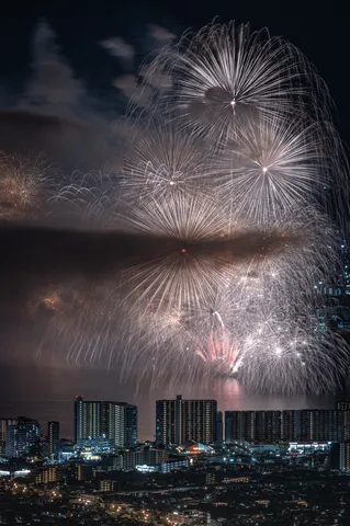 都会を彩る華麗なる夜空の饗宴
