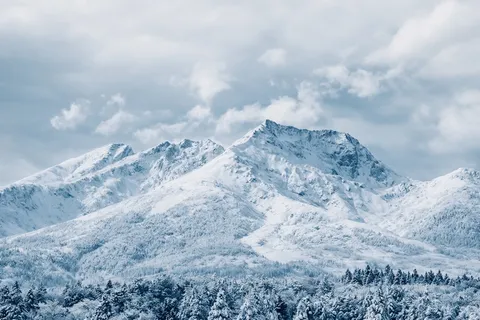 冬の静寂、雪化粧の山々