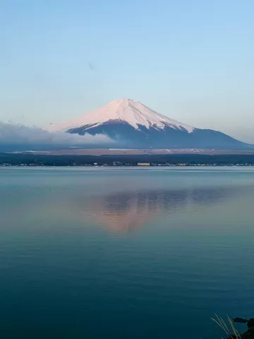 湖面に映る、冬の富士山