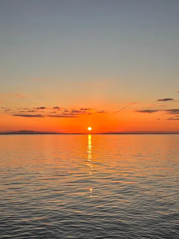 茜色の海に沈む太陽