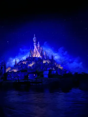 夜空に浮かぶ幻想の城