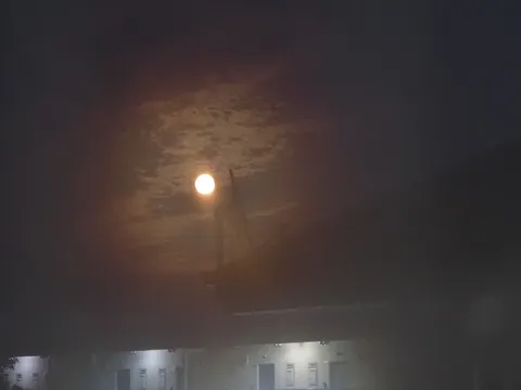 都会の夜空に浮かぶ月