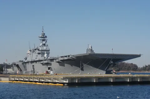 海上自衛隊の巨大な艦船
