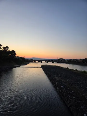 夕暮れの川辺の静寂