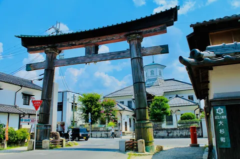 青空と木造大鳥居のコントラスト