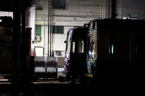 夜の車両群に漂う静寂